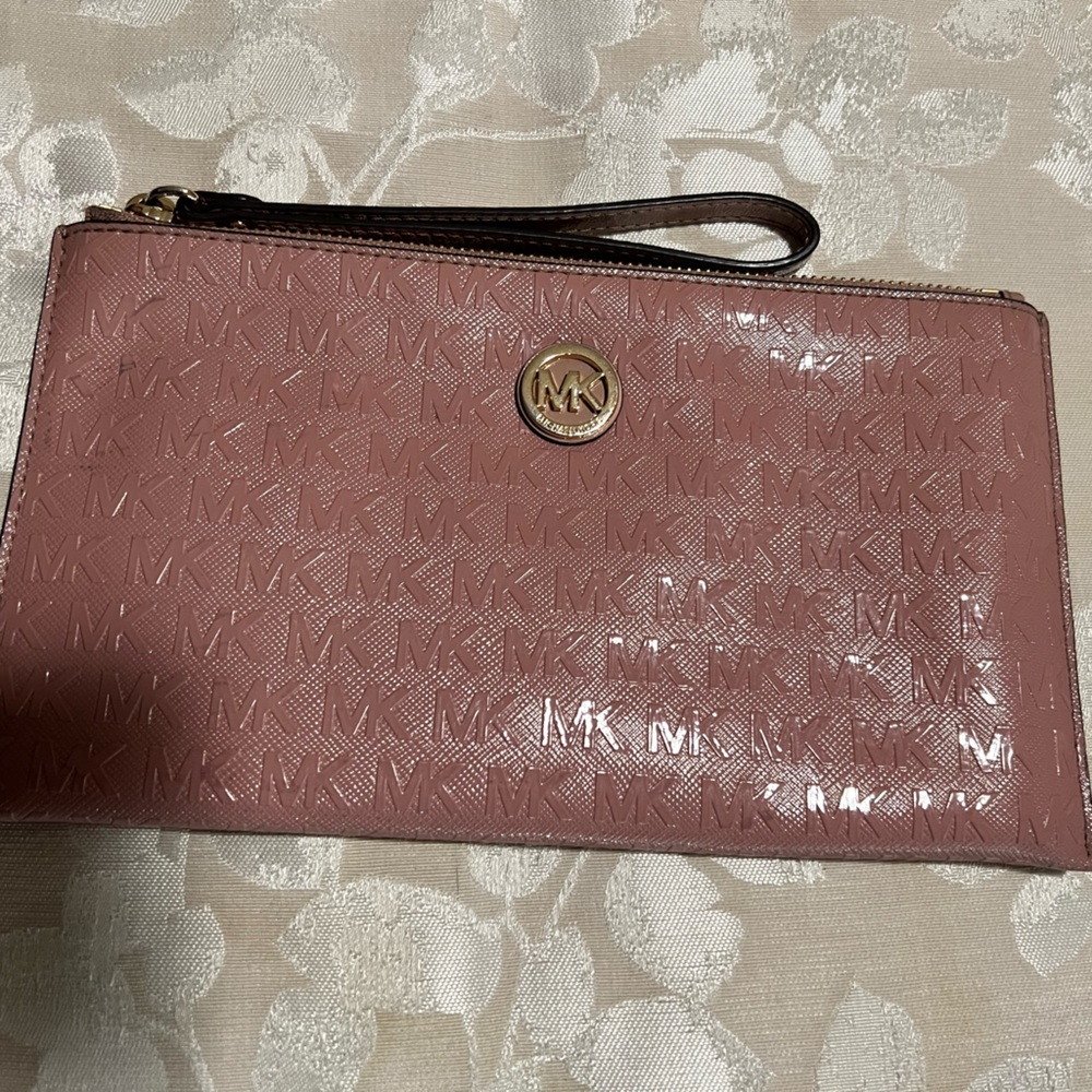 Michael kors blush wristlet